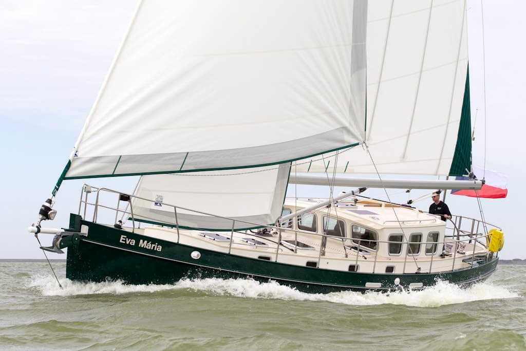 Zeiljacht Eva Mária onder zeil op het IJsselmeer
