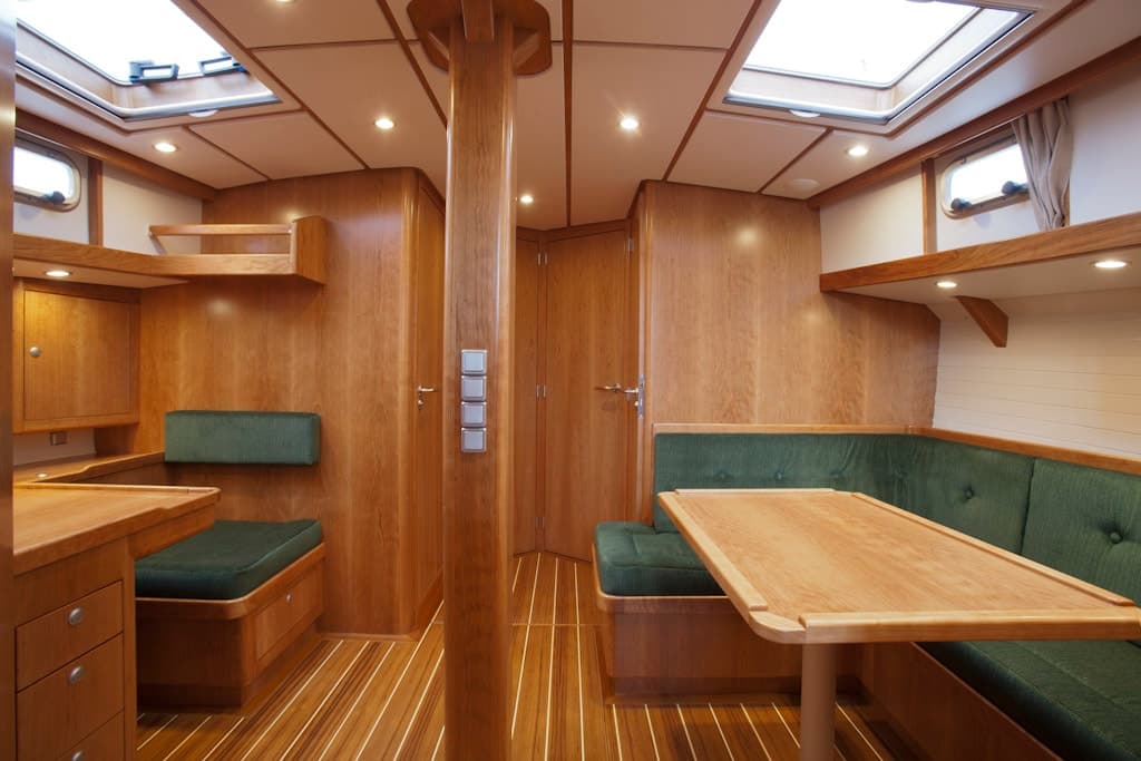 Salon van Eva Mária met houten betimmering en zitjes op maat